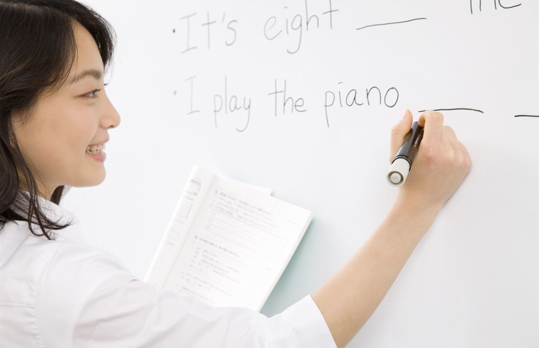ホワイトボードで英語を指導するプロ講師